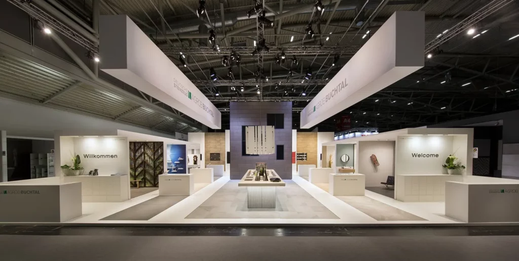 Messestand mit modernem Design und Empfangsbereich auf einer Fachmesse
