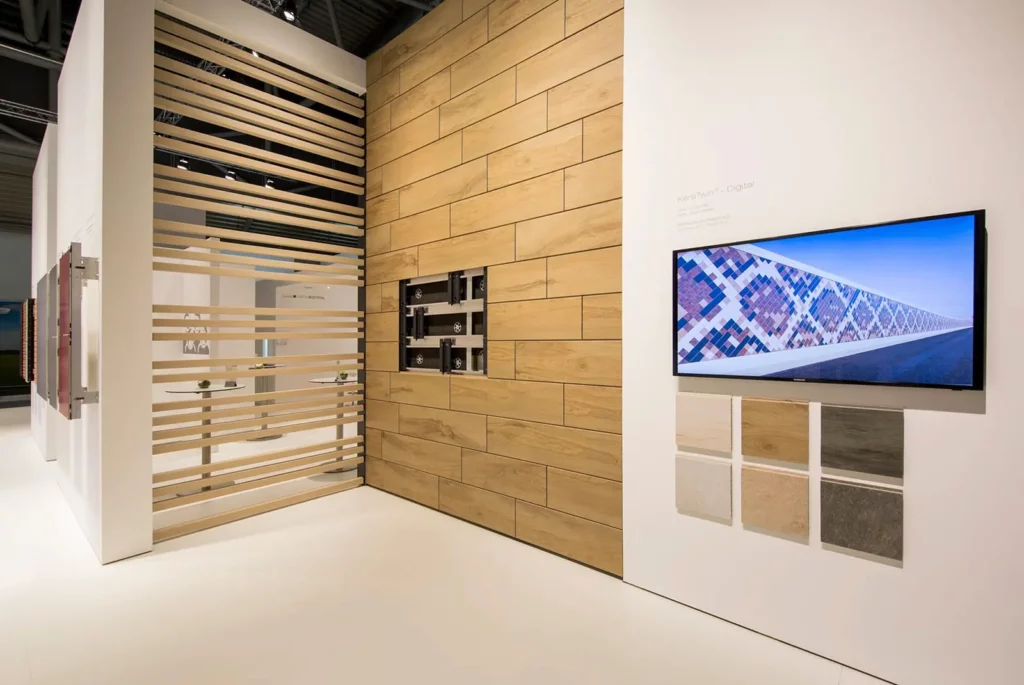 Moderne Ausstellung mit Holzverkleidung und digitalen Displays