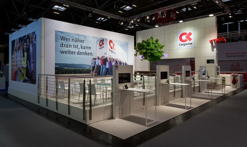 Messestand von Cargolink auf einer Messe mit modernen Displays und Werbebannern