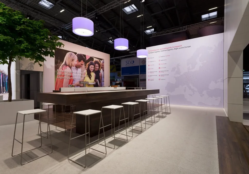 Moderner Messestand mit Bar und Europakarte im Hintergrund