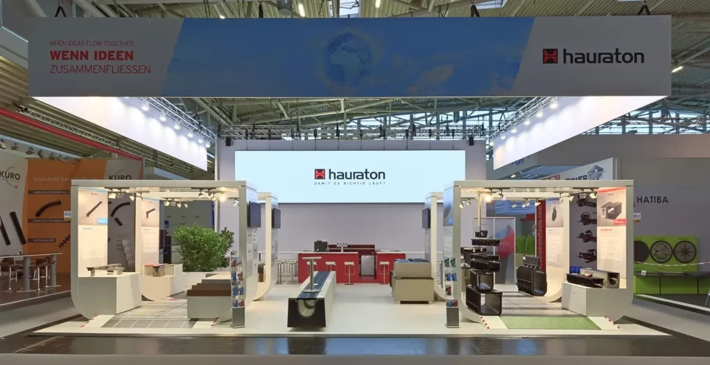 Hauraton Messestand mit modernen Entwässerungssystemen auf der Messe