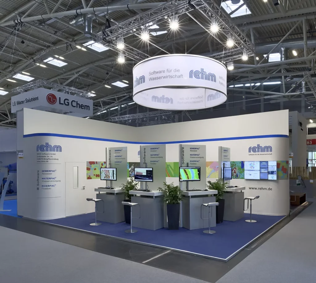 Messestand mit Technologie-Displays und Firmenlogos auf Messe