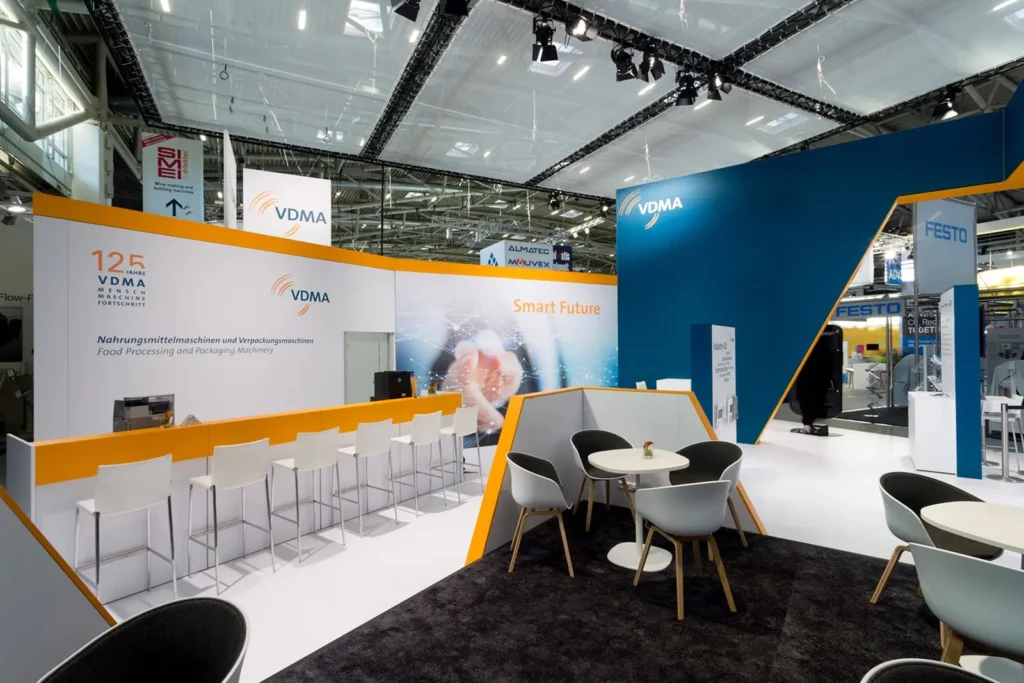 VDMA Messestand auf Industriemesse mit orange-blauem Design