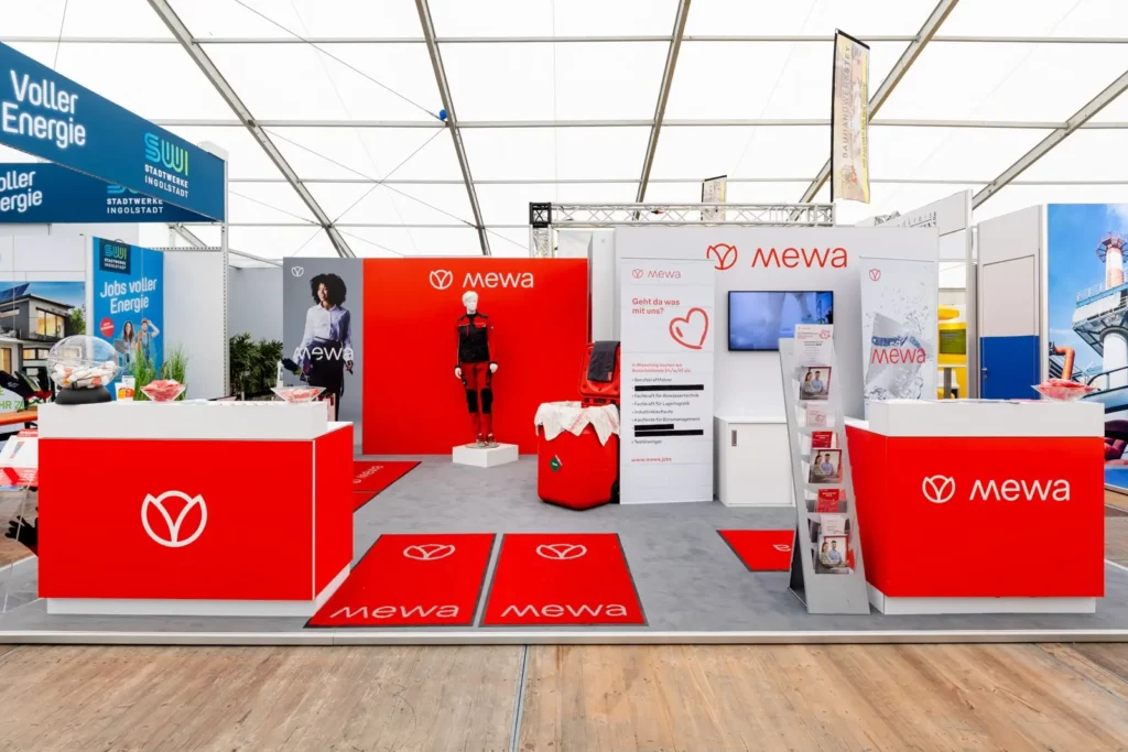 Mewa Messestand mit Schaufensterpuppe und Infotafeln