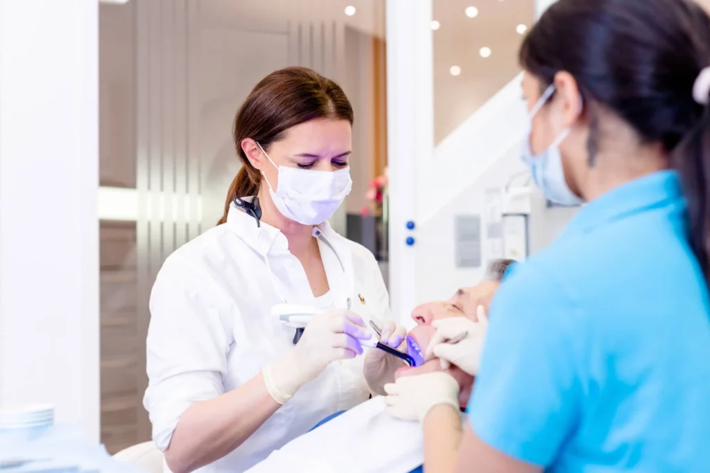 Zahnärzte bei der Arbeit an einem Patienten in einer modernen Klinik