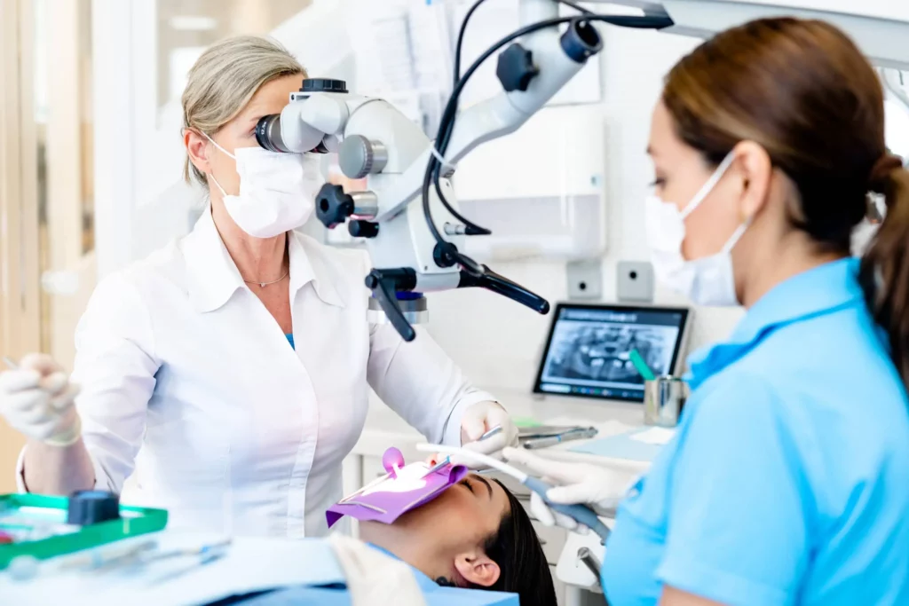 Zahnärztinnen führen präzise mikroskopische Zahnbehandlung durch
