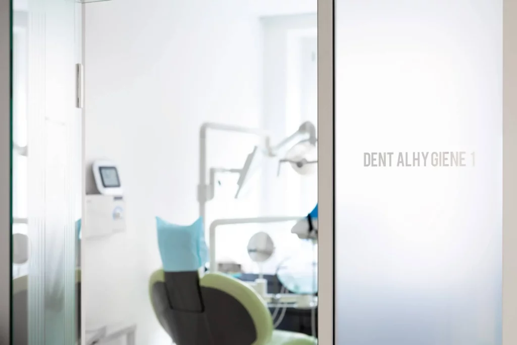 Moderner Zahnarztpraxisraum mit Zahnarztstuhl und medizinischen Geräten