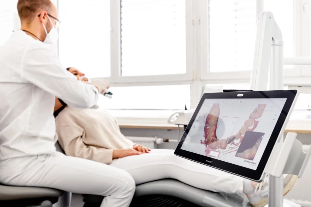 Zahnarzt scannt Patientin, digitale Dentaltechnologie im Einsatz