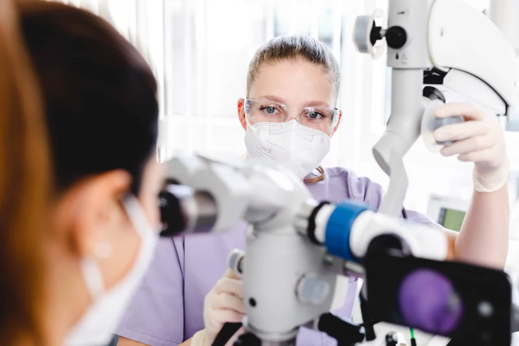 Arzt bei der Untersuchung mit modernem Mikroskop