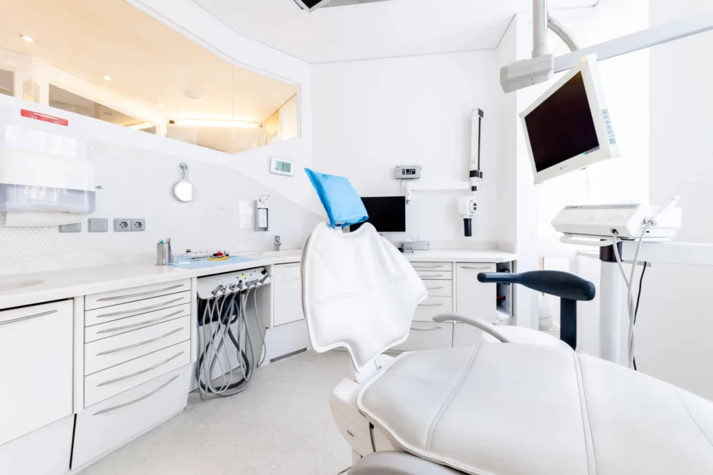 Moderne, helle Zahnarztpraxis mit Dentalstuhl und Geräten
