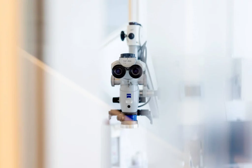Modernes medizinisches Mikroskop in einem hellen Labor