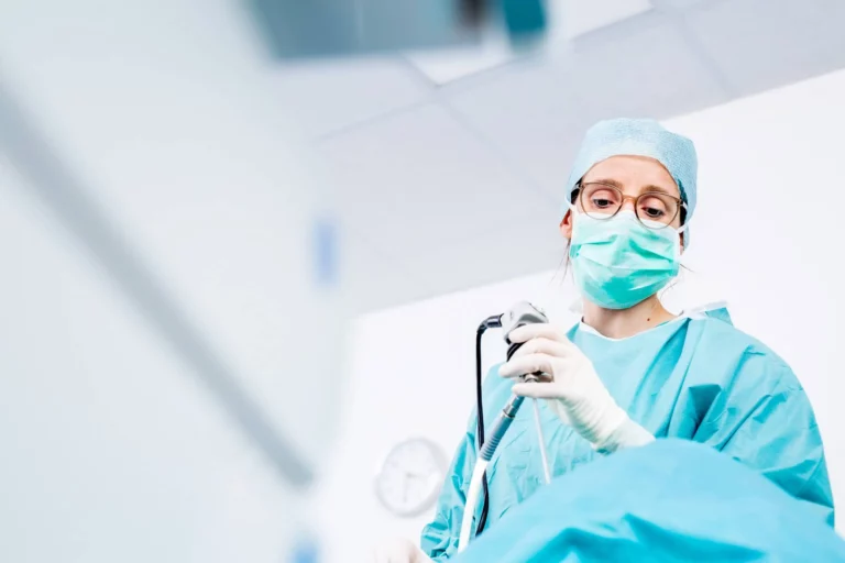 Chirurg in OP-Kleidung bei einer Operation im Krankenhaus