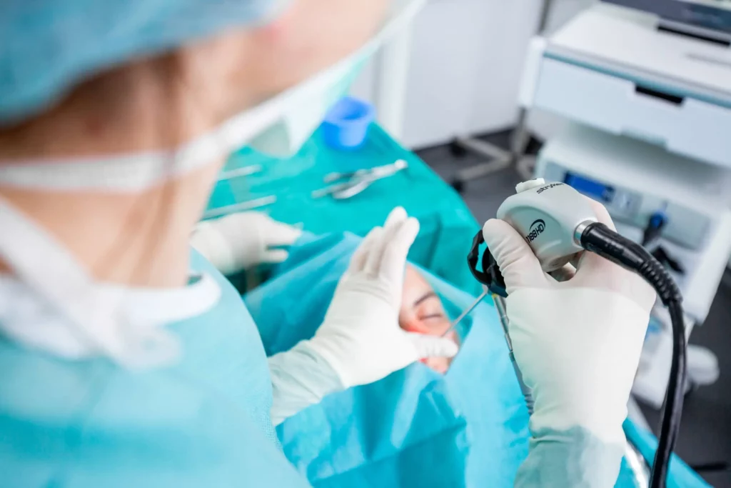 Augenoperation im Krankenhaus, Arzt mit medizinischem Instrument