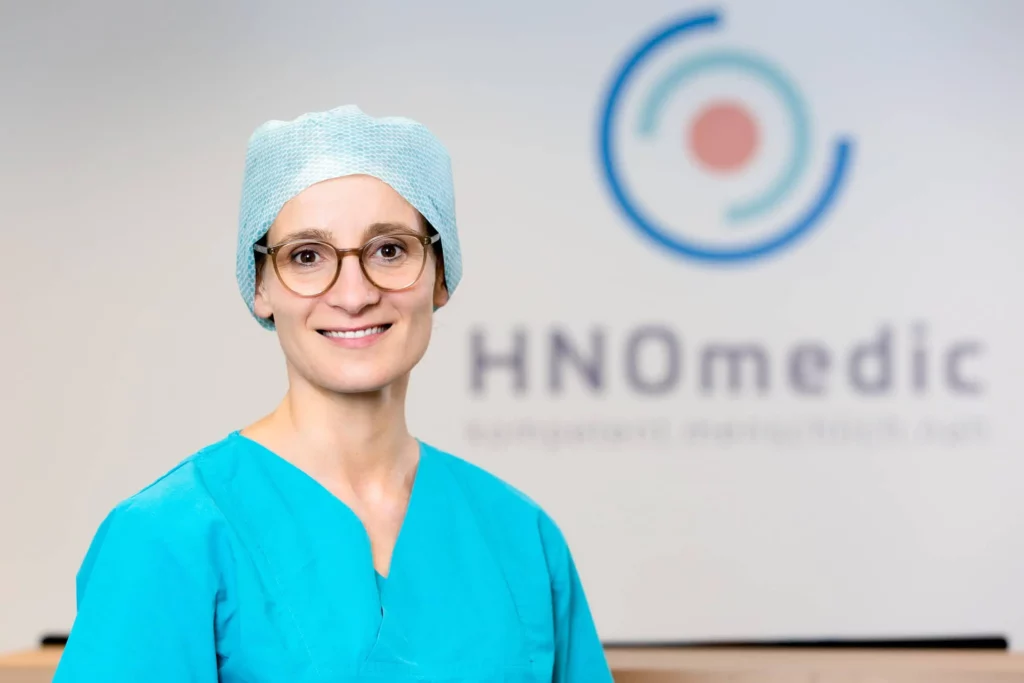 HNO-Ärztin in OP-Kleidung bei HNOmedic