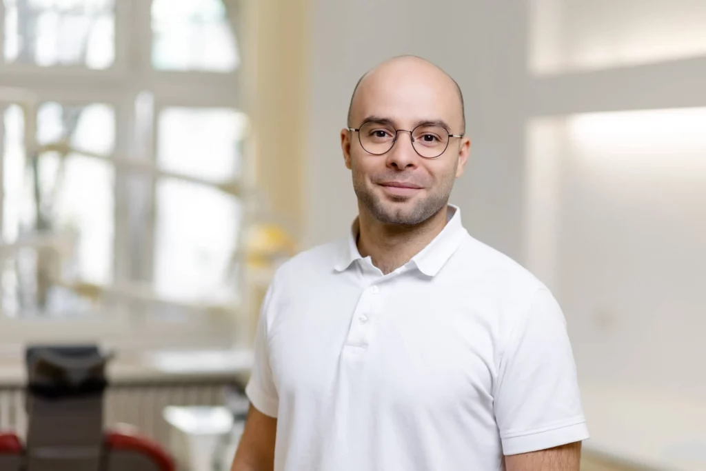 Mann mit Brille im weißen Hemd in modernem Büro