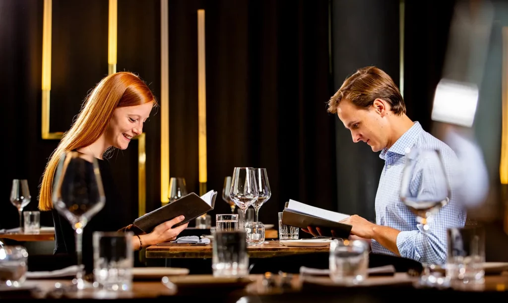 Mann und Frau im Restaurant, lesen Bücher