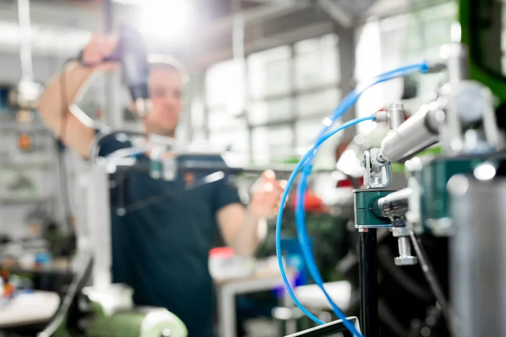 Mann arbeitet mit technischer Ausstattung in einem modernen Labor