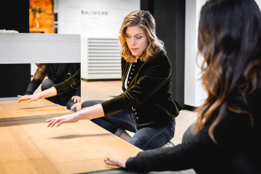 Zwei Frauen wählen Holzboden im Showroom , copyright Business Fotograf München Chris Hartlmaier